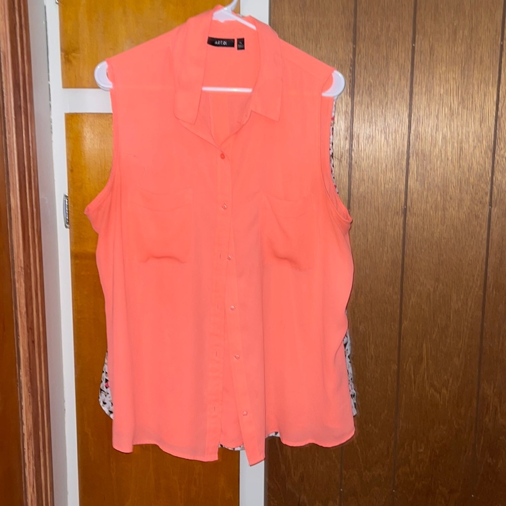 Womens Apt 9 button down tank top. Size XL. Coral in color.